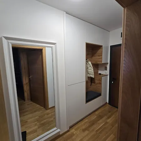 Lux 2 Apartment Pale